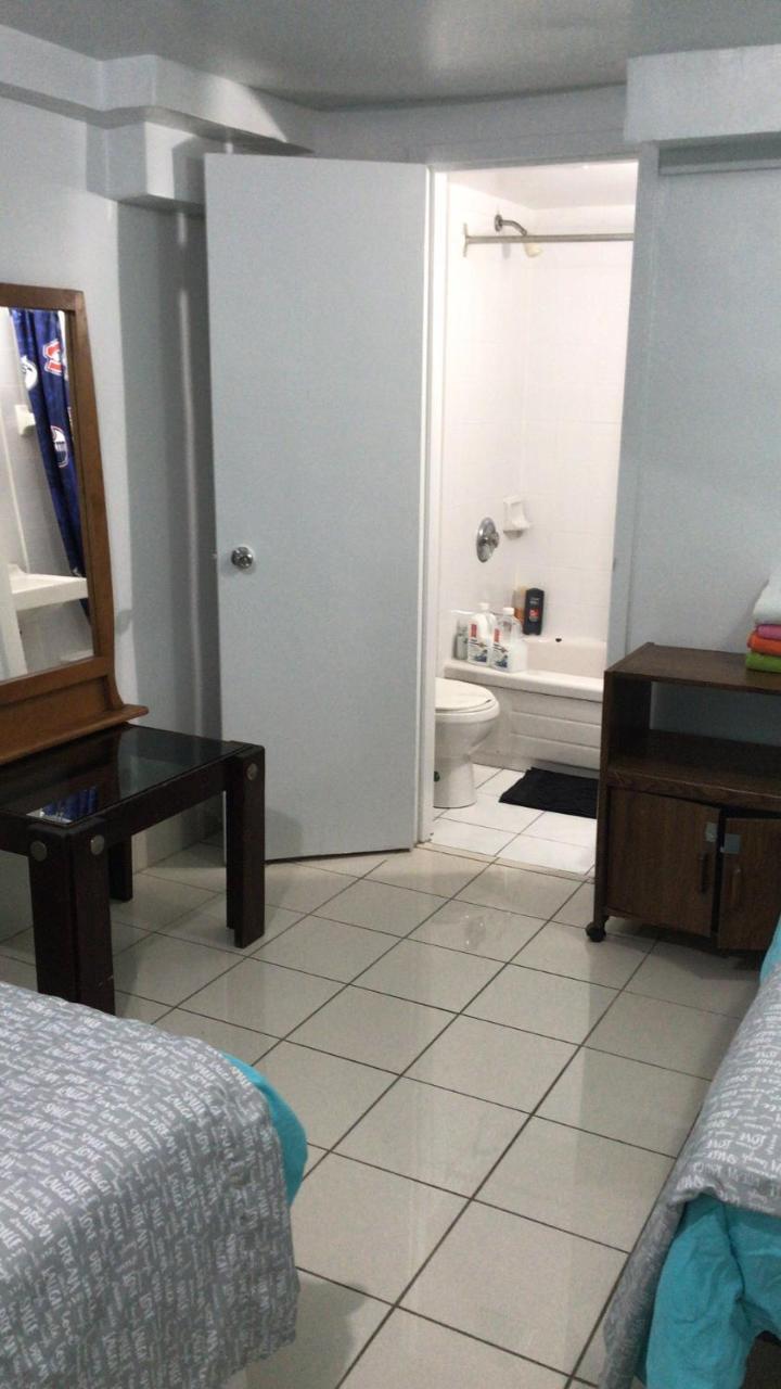University Apartment Торонто Экстерьер фото